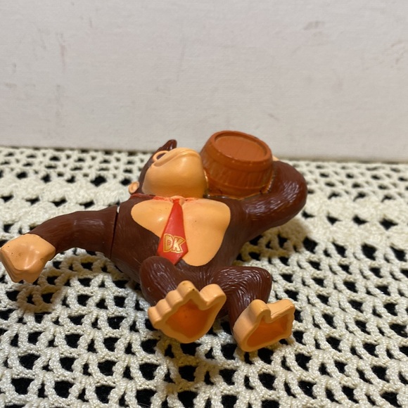 Donkey Kong toy with mobile arm and tie with DK - Picture 4 of 7